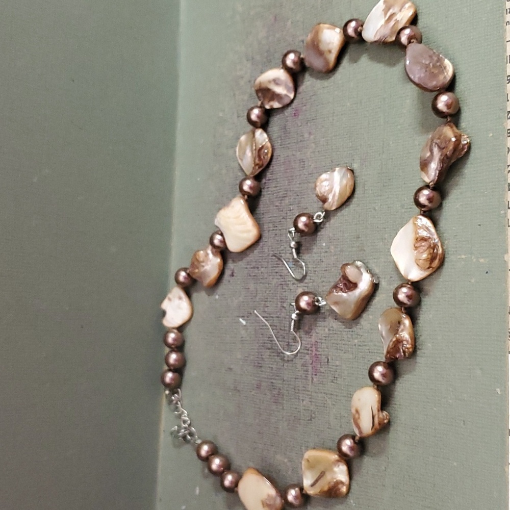 Vintage mother of pearl necklace and earrings set DX764